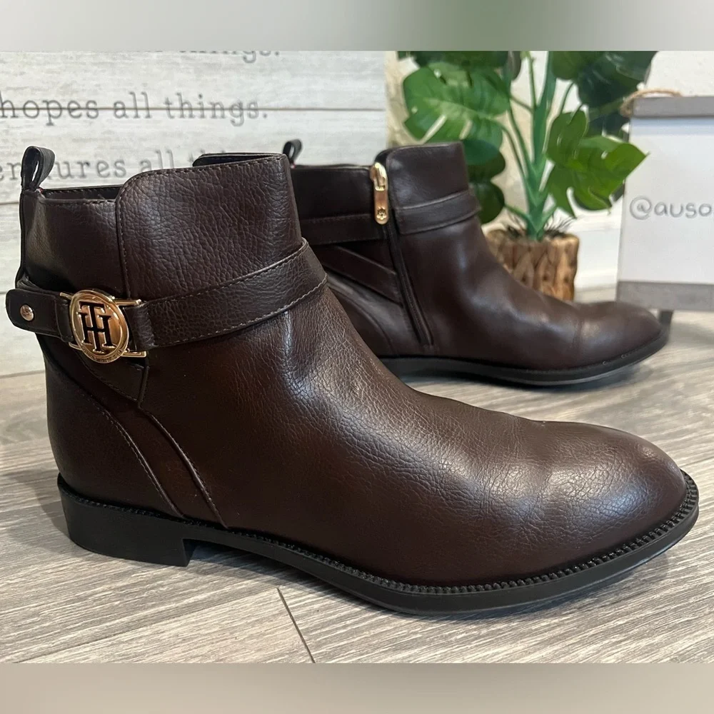 Tommy Hilfiger Rumor Brown Vegan Leather Ankle Boots w Gold Toned Logo. Size 8.5